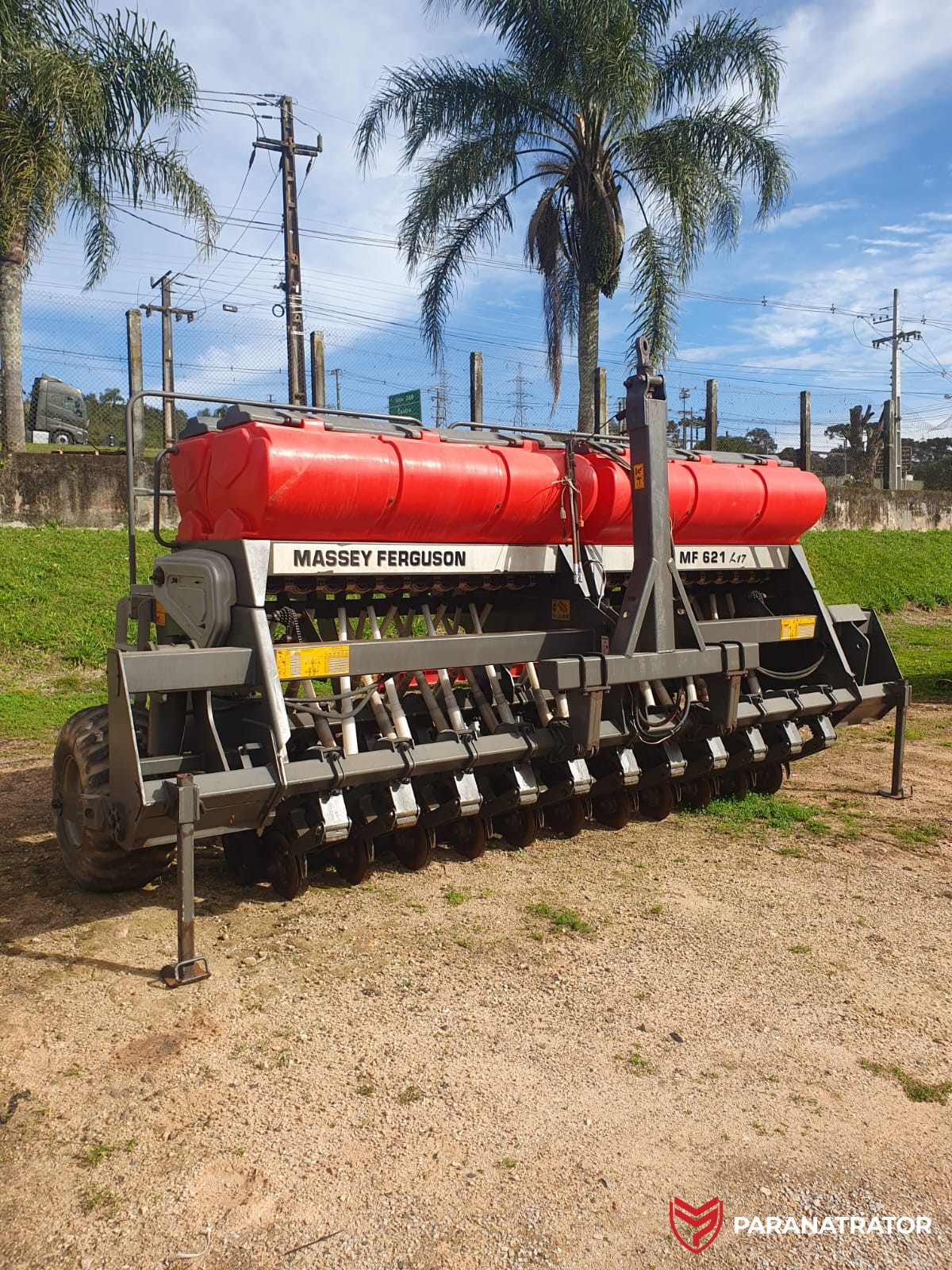 SEMEADORA ADUBADORA MASSEY FERGUSON MF 621L - 21 LINHAS